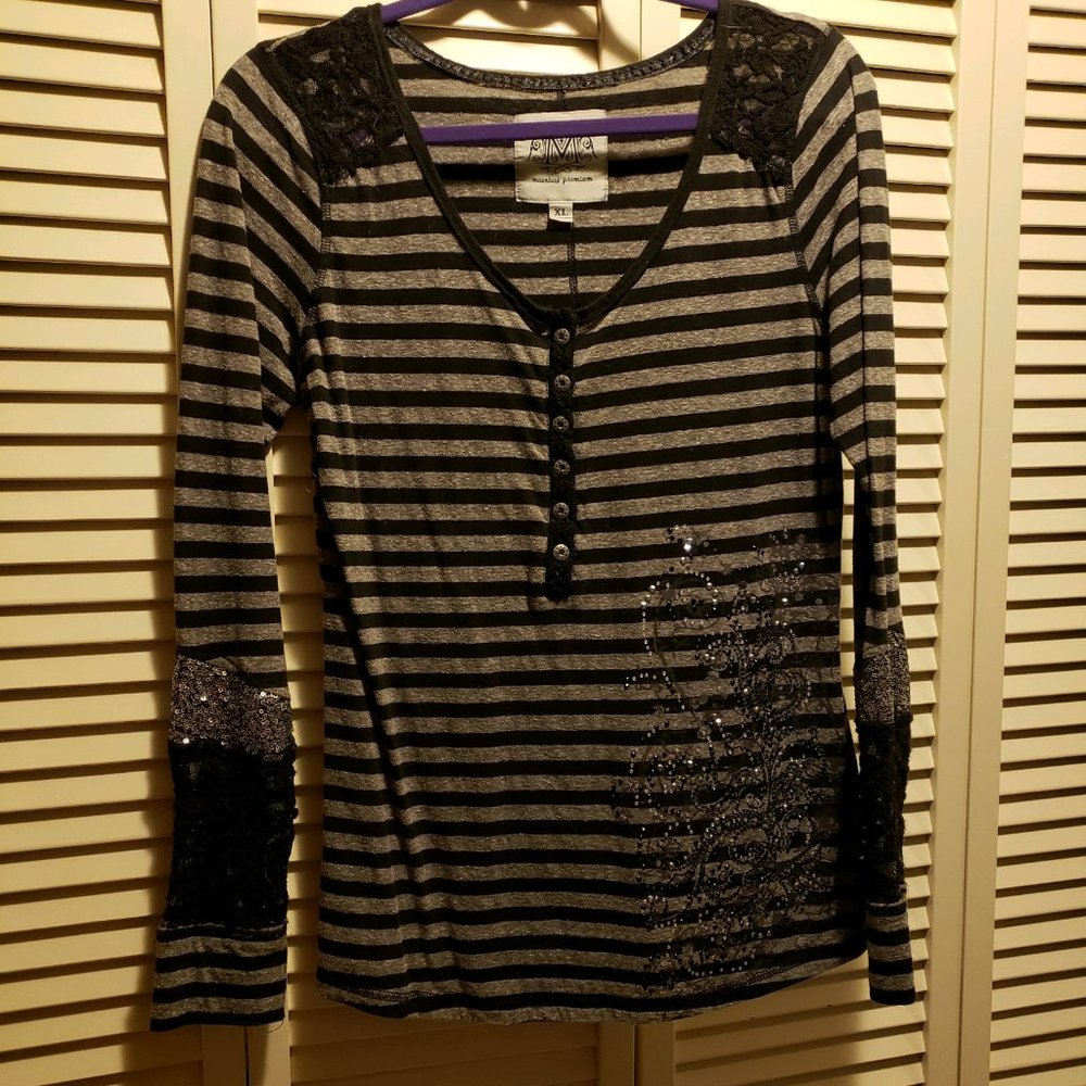 Mid Button-up V-neck Blouse